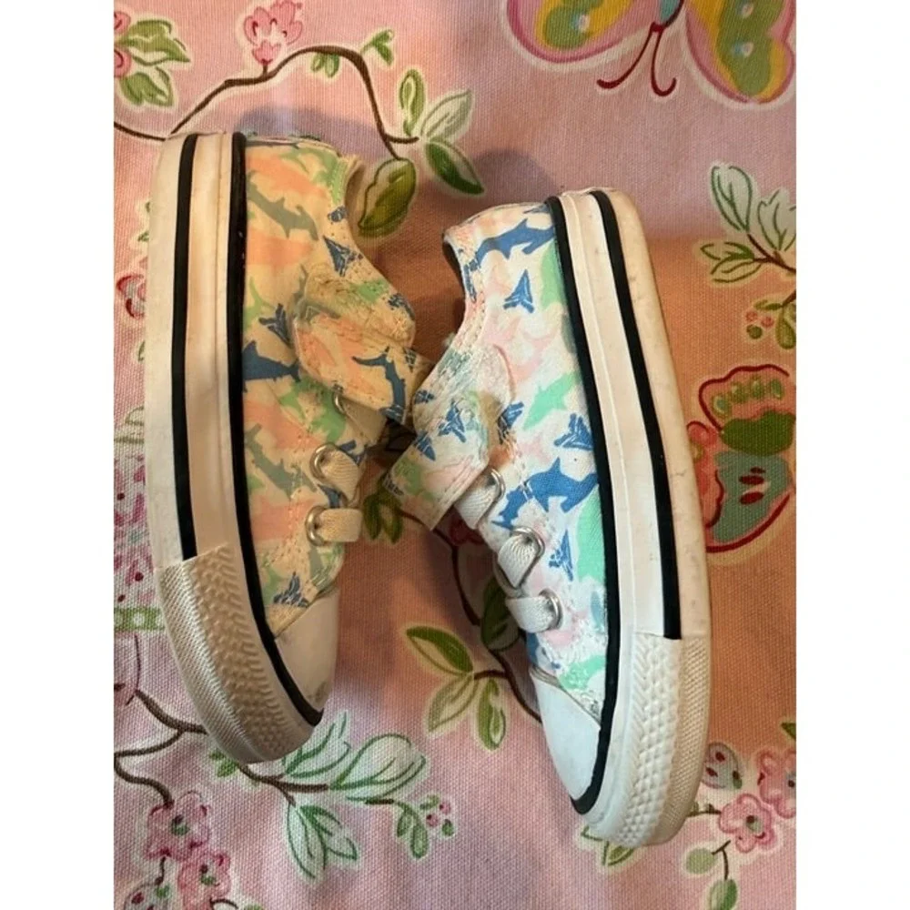 Converse Girls Shark Sneakers 6 GUC